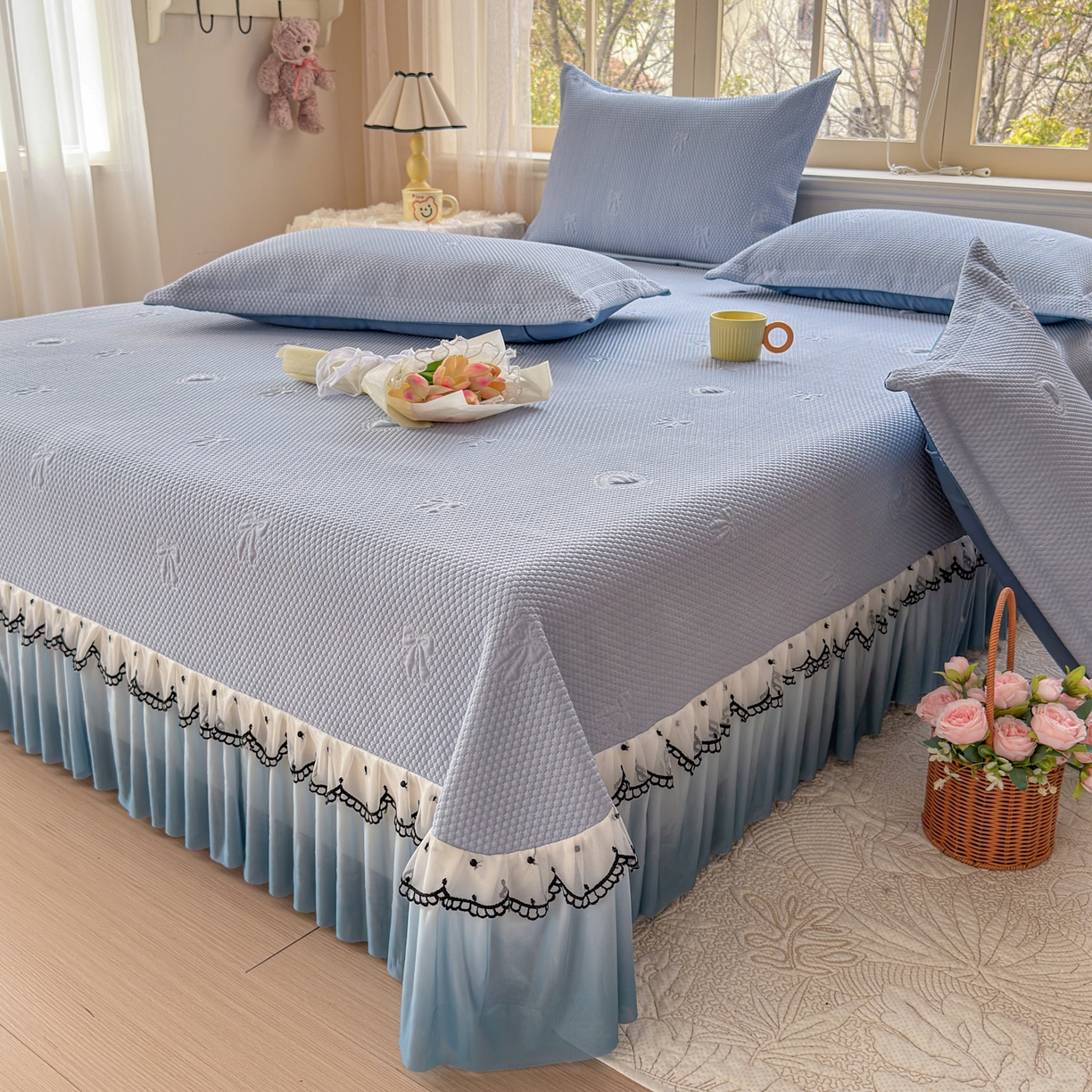 91家纺网 家纺一手货源 找家纺 鑫利来家纺 2026新款A类PE乙纶凉豆豆凉席高分子提花凉感冰豆豆床裙款凉席三件套 爱心蝴蝶结-冰蓝