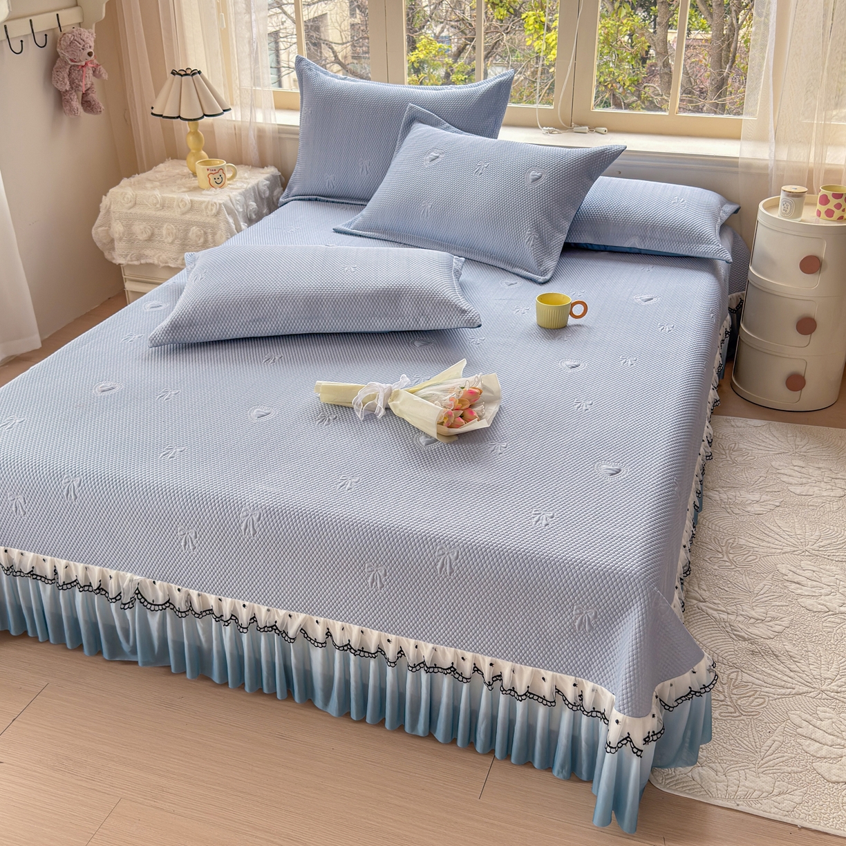 91家纺网 家纺一手货源 找家纺 鑫利来家纺 2026新款A类PE乙纶凉豆豆凉席高分子提花凉感冰豆豆床裙款凉席三件套 爱心蝴蝶结-冰蓝