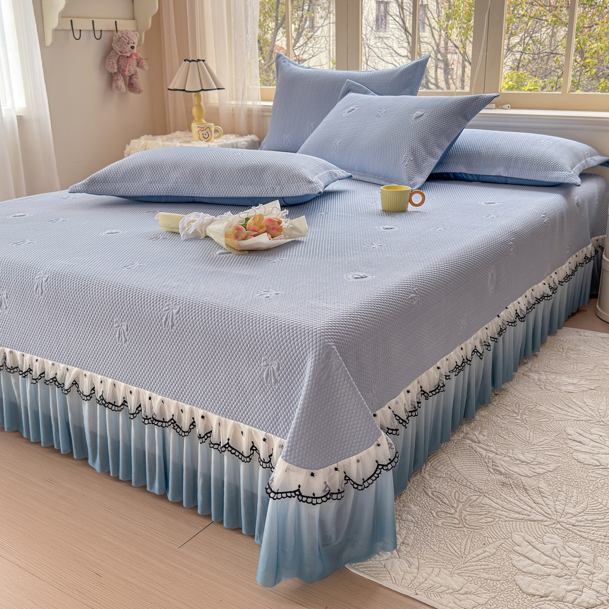 91家纺网 家纺一手货源 找家纺 鑫利来家纺 2026新款A类PE乙纶凉豆豆凉席高分子提花凉感冰豆豆床裙款凉席三件套 爱心蝴蝶结-冰蓝