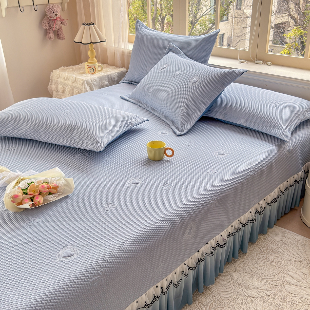 91家纺网 家纺一手货源 找家纺 鑫利来家纺 2026新款A类PE乙纶凉豆豆凉席高分子提花凉感冰豆豆床裙款凉席三件套 爱心蝴蝶结-冰蓝