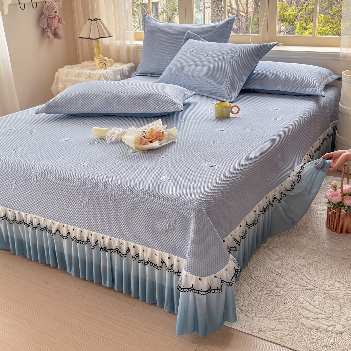 91家纺网 家纺一手货源 找家纺 鑫利来家纺 2026新款A类PE乙纶凉豆豆凉席高分子提花凉感冰豆豆床裙款凉席三件套 爱心蝴蝶结-冰蓝