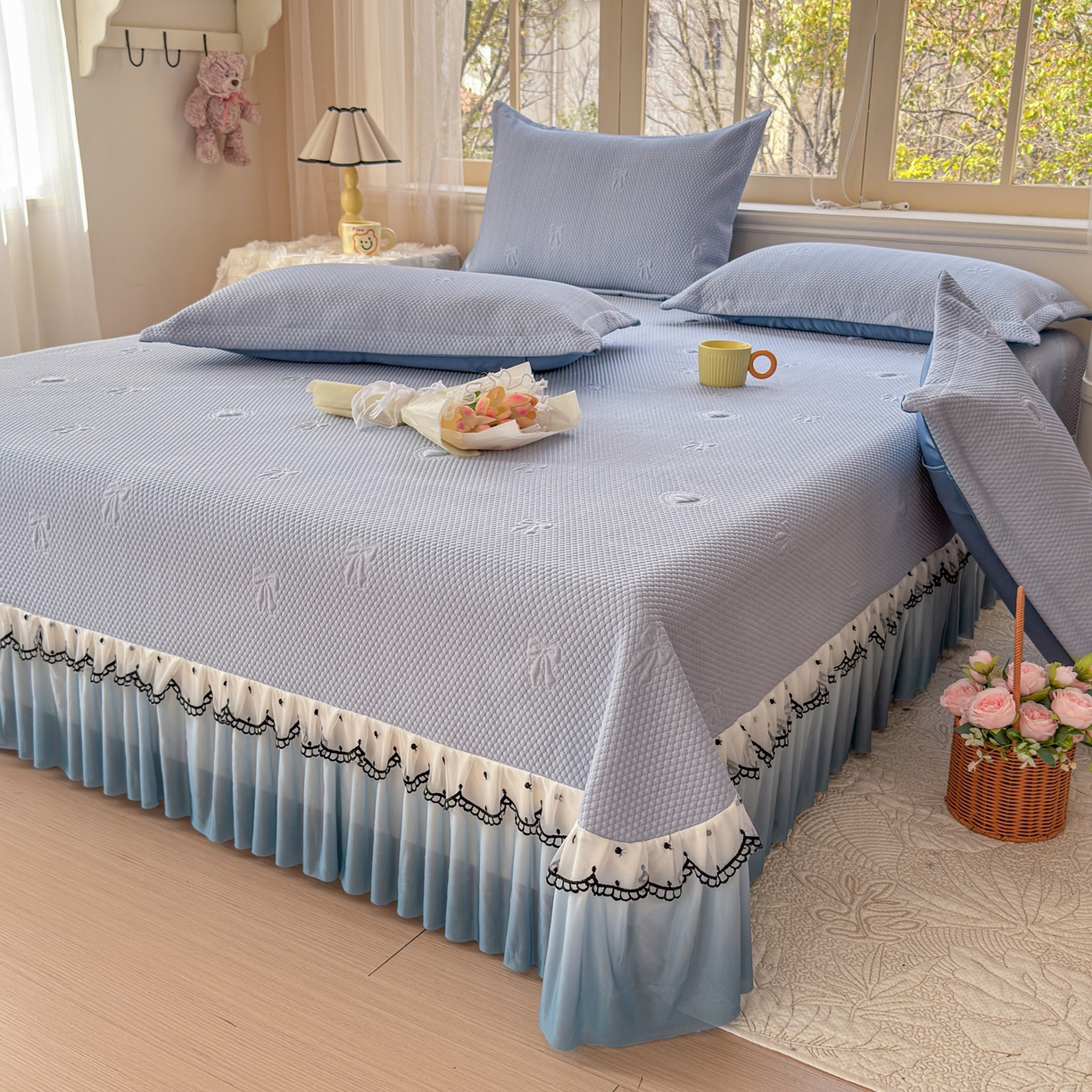 91家纺网 家纺一手货源 找家纺 鑫利来家纺 2026新款A类PE乙纶凉豆豆凉席高分子提花凉感冰豆豆床裙款凉席三件套 爱心蝴蝶结-冰蓝