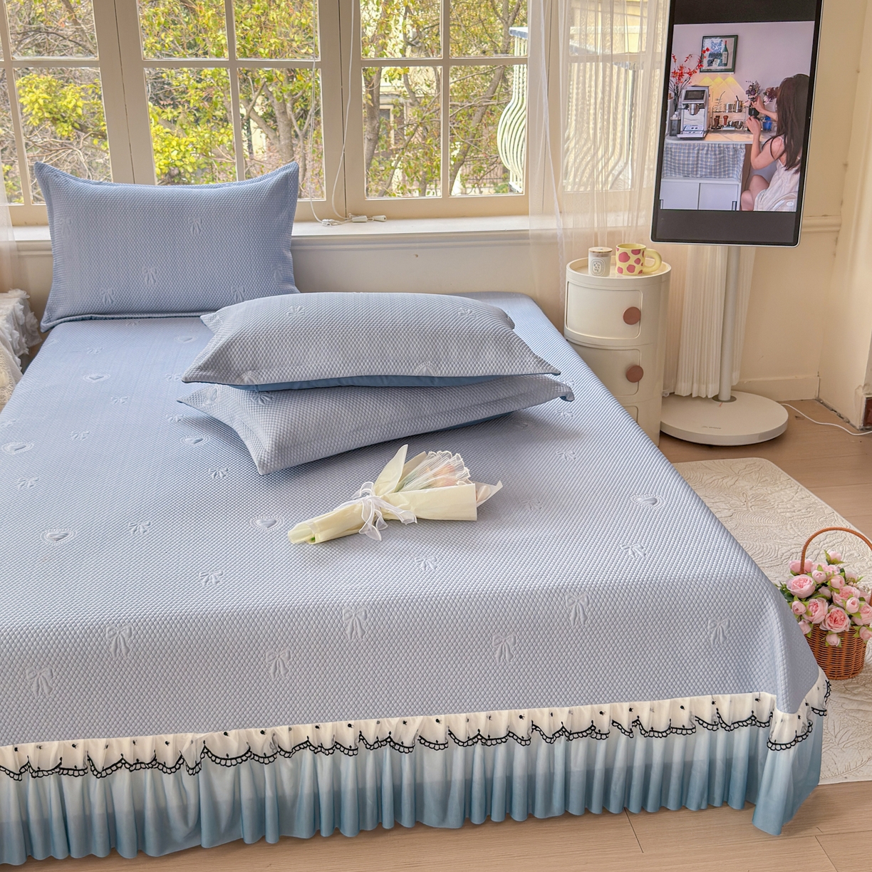 91家纺网 家纺一手货源 找家纺 鑫利来家纺 2026新款A类PE乙纶凉豆豆凉席高分子提花凉感冰豆豆床裙款凉席三件套 爱心蝴蝶结-冰蓝