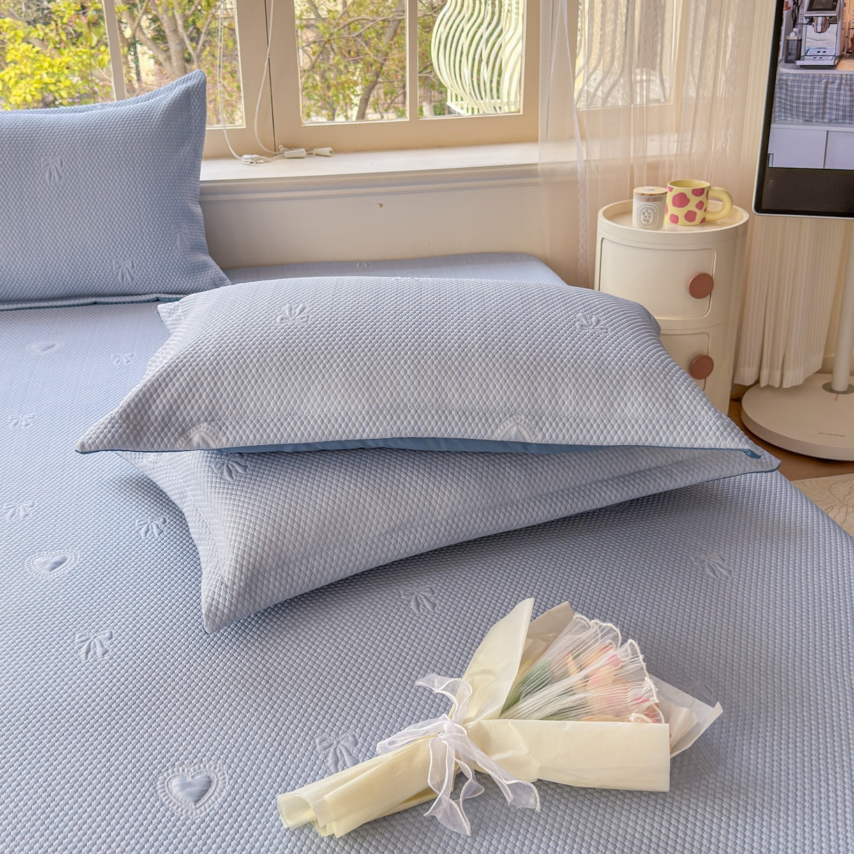 91家纺网 家纺一手货源 找家纺 鑫利来家纺 2026新款A类PE乙纶凉豆豆凉席高分子提花凉感冰豆豆床裙款凉席三件套 爱心蝴蝶结-冰蓝