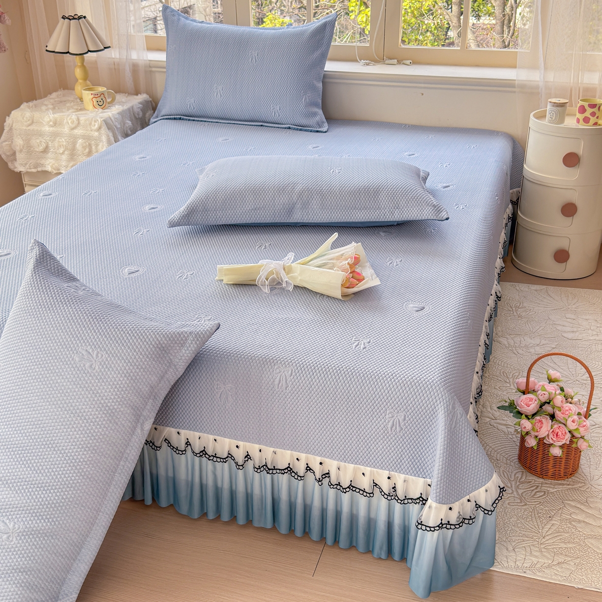 91家纺网 家纺一手货源 找家纺 鑫利来家纺 2026新款A类PE乙纶凉豆豆凉席高分子提花凉感冰豆豆床裙款凉席三件套 爱心蝴蝶结-冰蓝