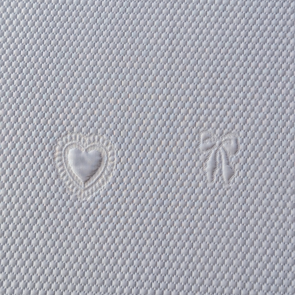 91家纺网 家纺一手货源 找家纺 鑫利来家纺 2026新款A类PE乙纶凉豆豆凉席高分子提花凉感冰豆豆床裙款凉席三件套 爱心蝴蝶结-冰蓝