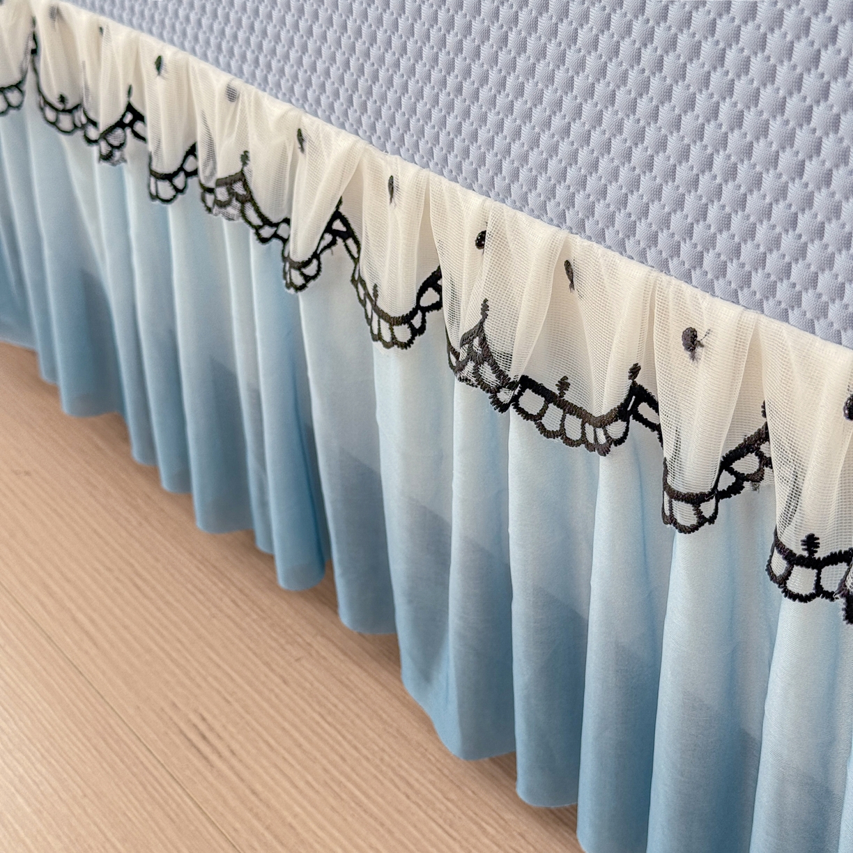 91家纺网 家纺一手货源 找家纺 鑫利来家纺 2026新款A类PE乙纶凉豆豆凉席高分子提花凉感冰豆豆床裙款凉席三件套 爱心蝴蝶结-冰蓝