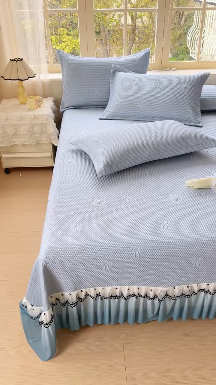 91家纺网 家纺一手货源 找家纺 鑫利来家纺 2026新款A类PE乙纶凉豆豆凉席高分子提花凉感冰豆豆床裙款凉席三件套 爱心蝴蝶结-冰蓝