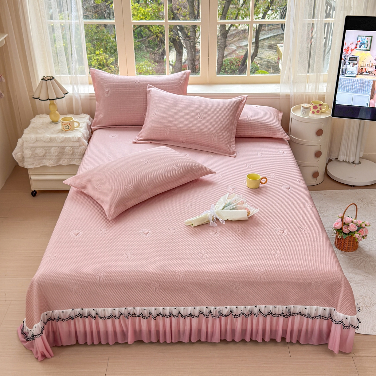 91家纺网 家纺一手货源 找家纺 鑫利来家纺 2026新款A类PE乙纶凉豆豆凉席高分子提花凉感冰豆豆床裙款凉席三件套 爱心蝴蝶结-粉