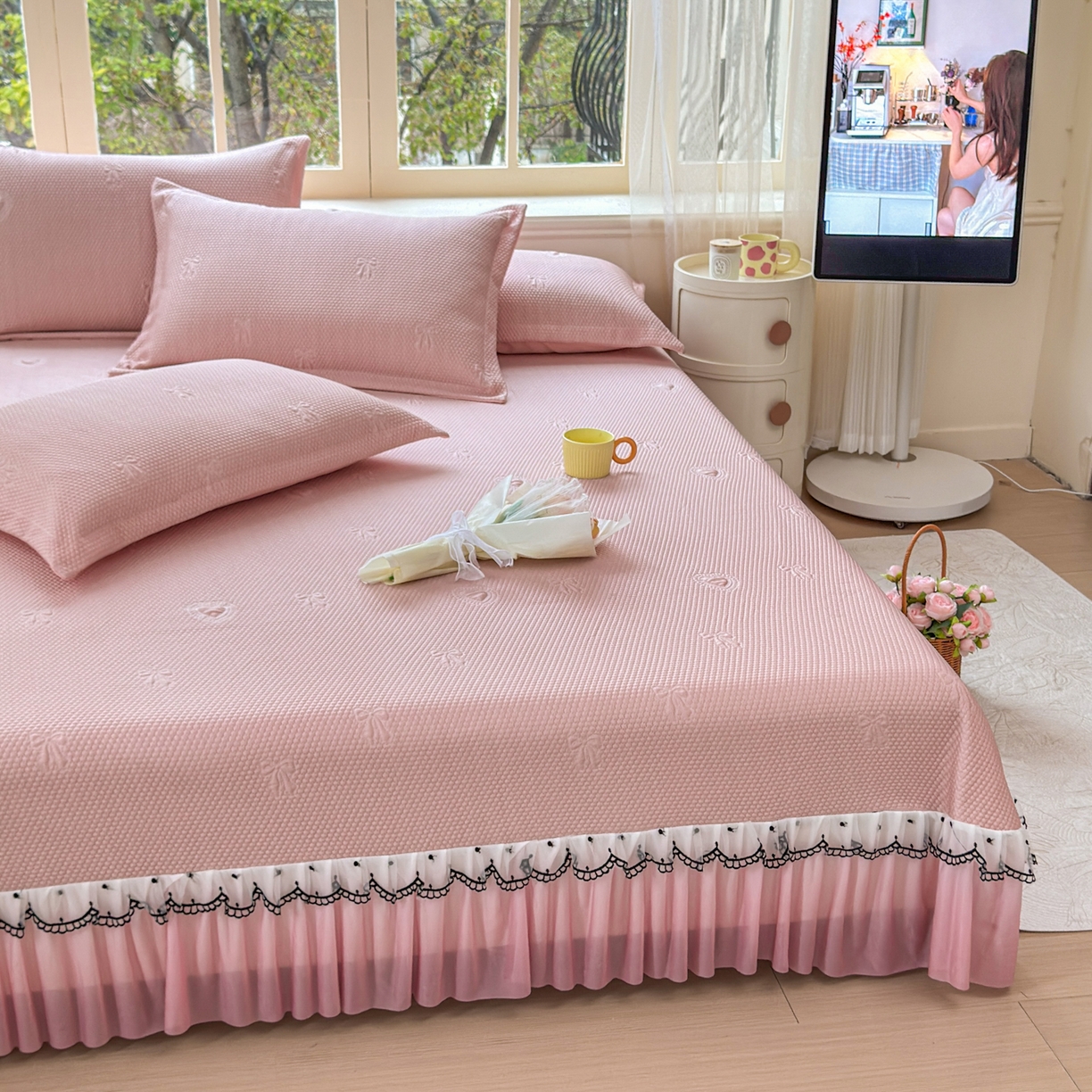 91家纺网 家纺一手货源 找家纺 鑫利来家纺 2026新款A类PE乙纶凉豆豆凉席高分子提花凉感冰豆豆床裙款凉席三件套 爱心蝴蝶结-粉