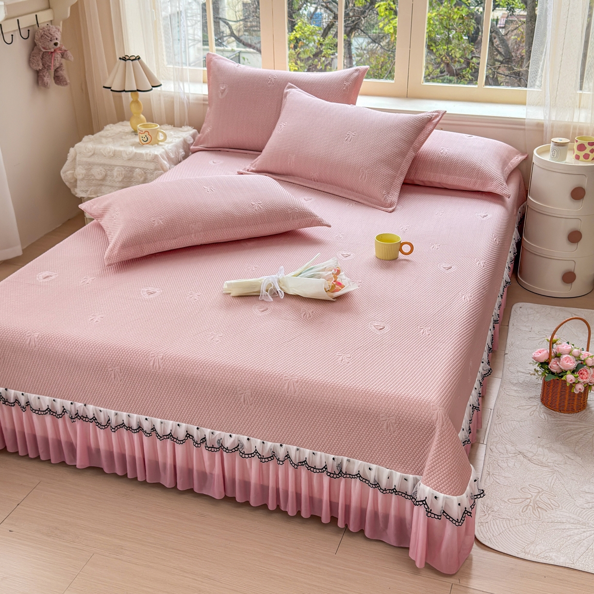 91家纺网 家纺一手货源 找家纺 鑫利来家纺 2026新款A类PE乙纶凉豆豆凉席高分子提花凉感冰豆豆床裙款凉席三件套 爱心蝴蝶结-粉