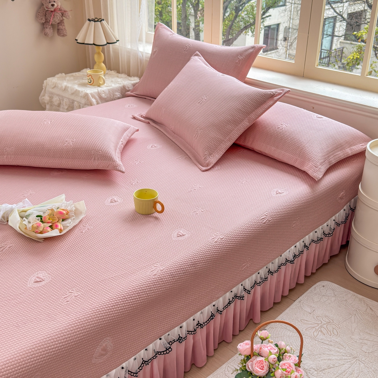 91家纺网 家纺一手货源 找家纺 鑫利来家纺 2026新款A类PE乙纶凉豆豆凉席高分子提花凉感冰豆豆床裙款凉席三件套 爱心蝴蝶结-粉