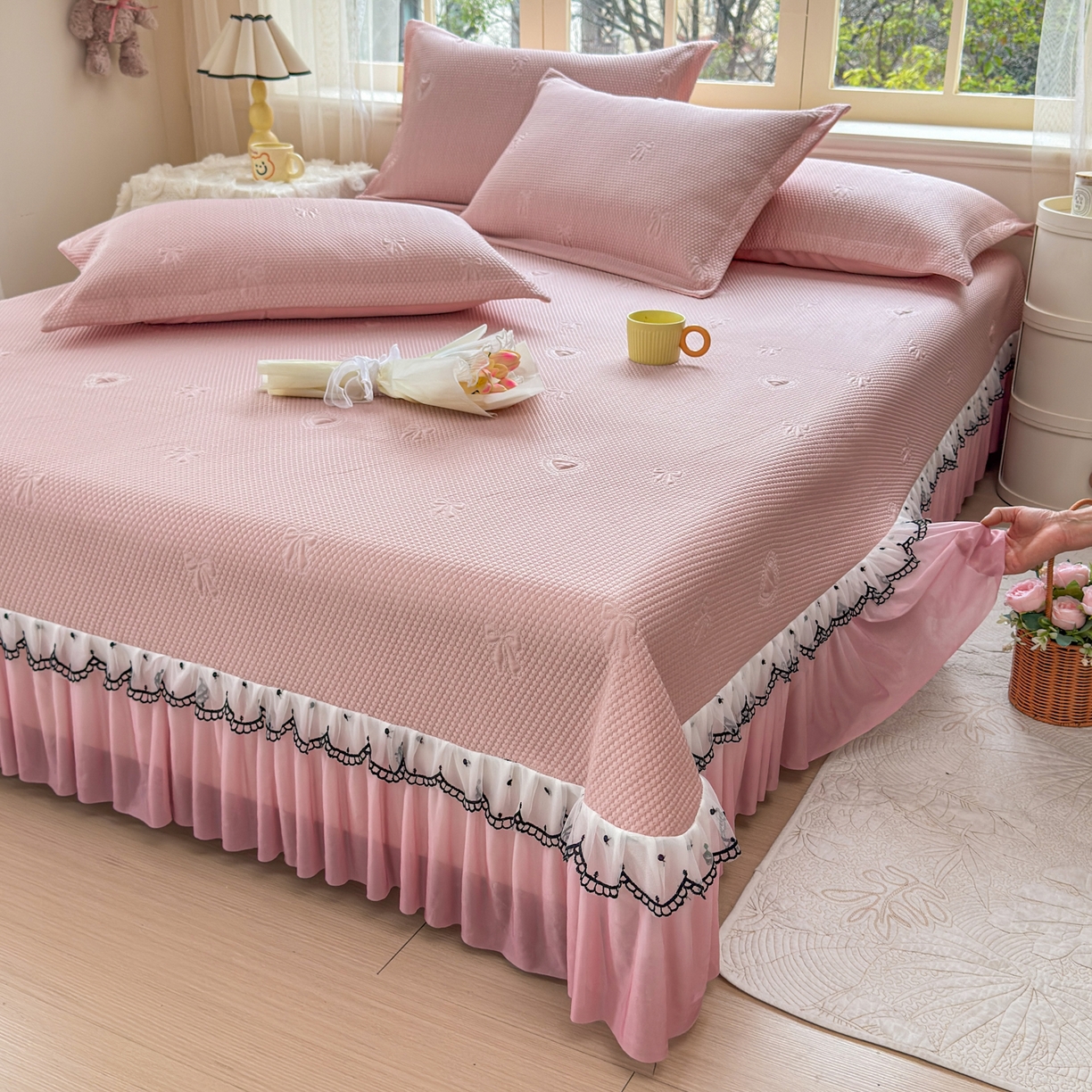 91家纺网 家纺一手货源 找家纺 鑫利来家纺 2026新款A类PE乙纶凉豆豆凉席高分子提花凉感冰豆豆床裙款凉席三件套 爱心蝴蝶结-粉