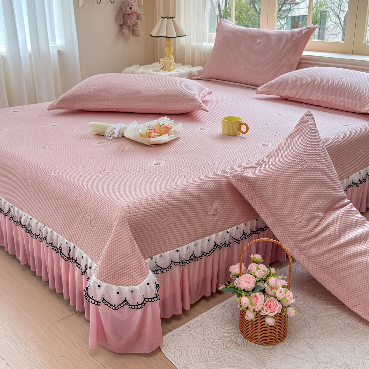 91家纺网 家纺一手货源 找家纺 鑫利来家纺 2026新款A类PE乙纶凉豆豆凉席高分子提花凉感冰豆豆床裙款凉席三件套 爱心蝴蝶结-粉