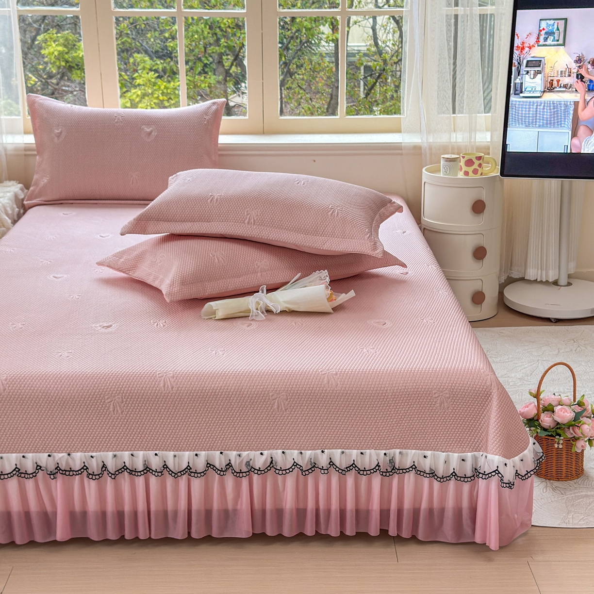 91家纺网 家纺一手货源 找家纺 鑫利来家纺 2026新款A类PE乙纶凉豆豆凉席高分子提花凉感冰豆豆床裙款凉席三件套 爱心蝴蝶结-粉