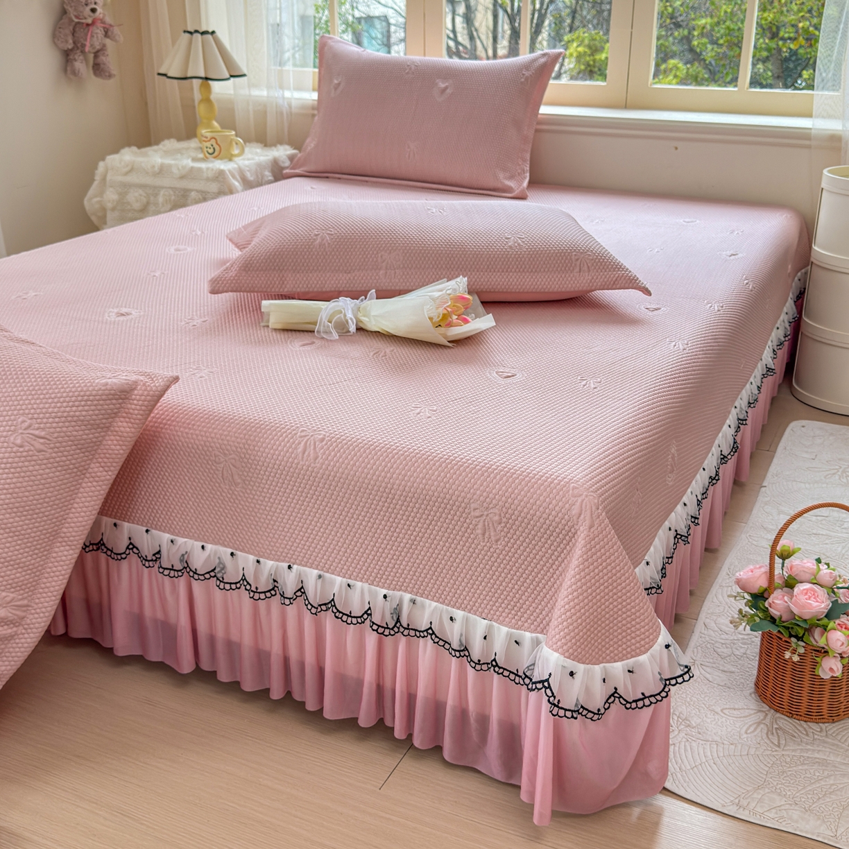 91家纺网 家纺一手货源 找家纺 鑫利来家纺 2026新款A类PE乙纶凉豆豆凉席高分子提花凉感冰豆豆床裙款凉席三件套 爱心蝴蝶结-粉