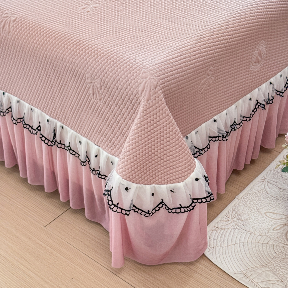 91家纺网 家纺一手货源 找家纺 鑫利来家纺 2026新款A类PE乙纶凉豆豆凉席高分子提花凉感冰豆豆床裙款凉席三件套 爱心蝴蝶结-粉