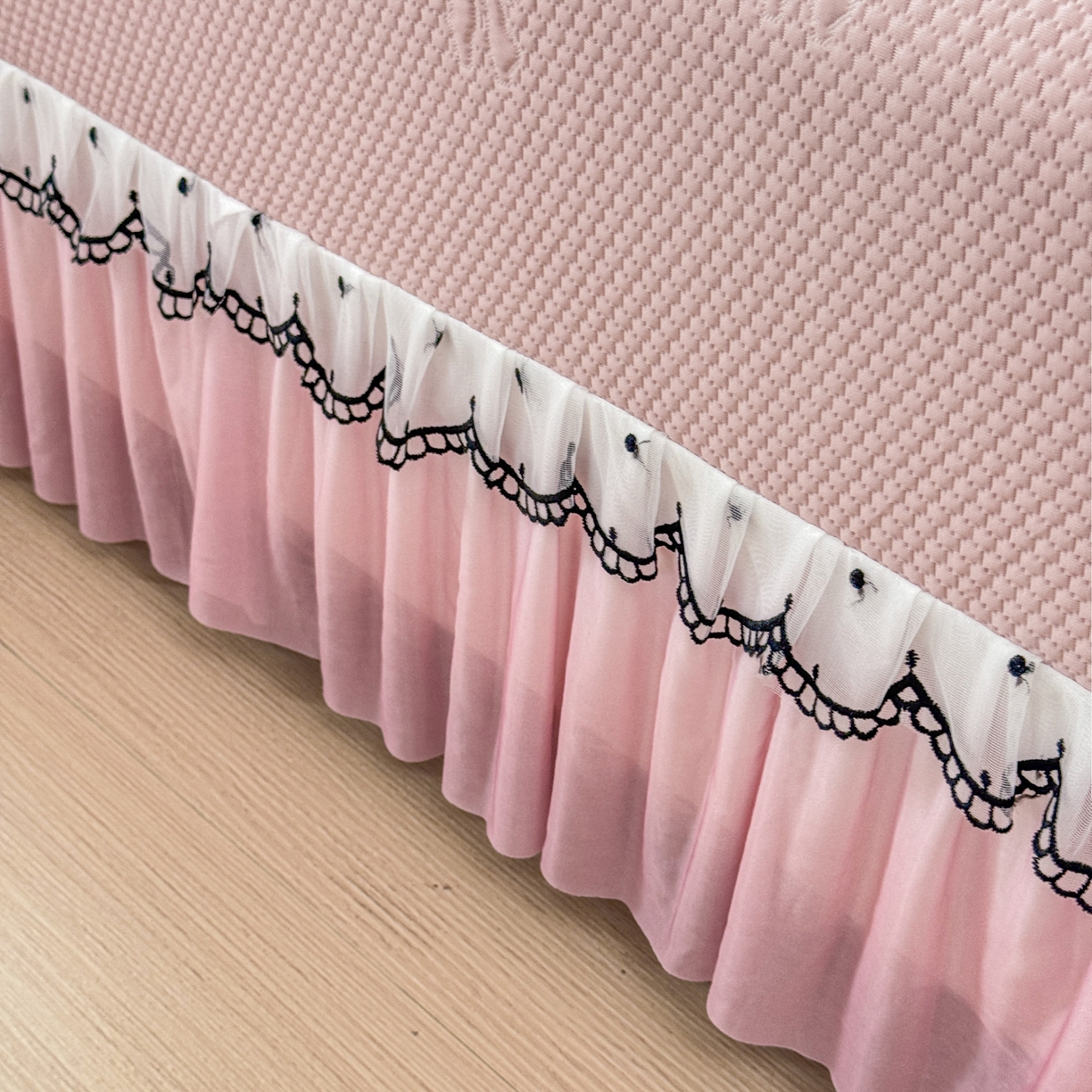 91家纺网 家纺一手货源 找家纺 鑫利来家纺 2026新款A类PE乙纶凉豆豆凉席高分子提花凉感冰豆豆床裙款凉席三件套 爱心蝴蝶结-粉