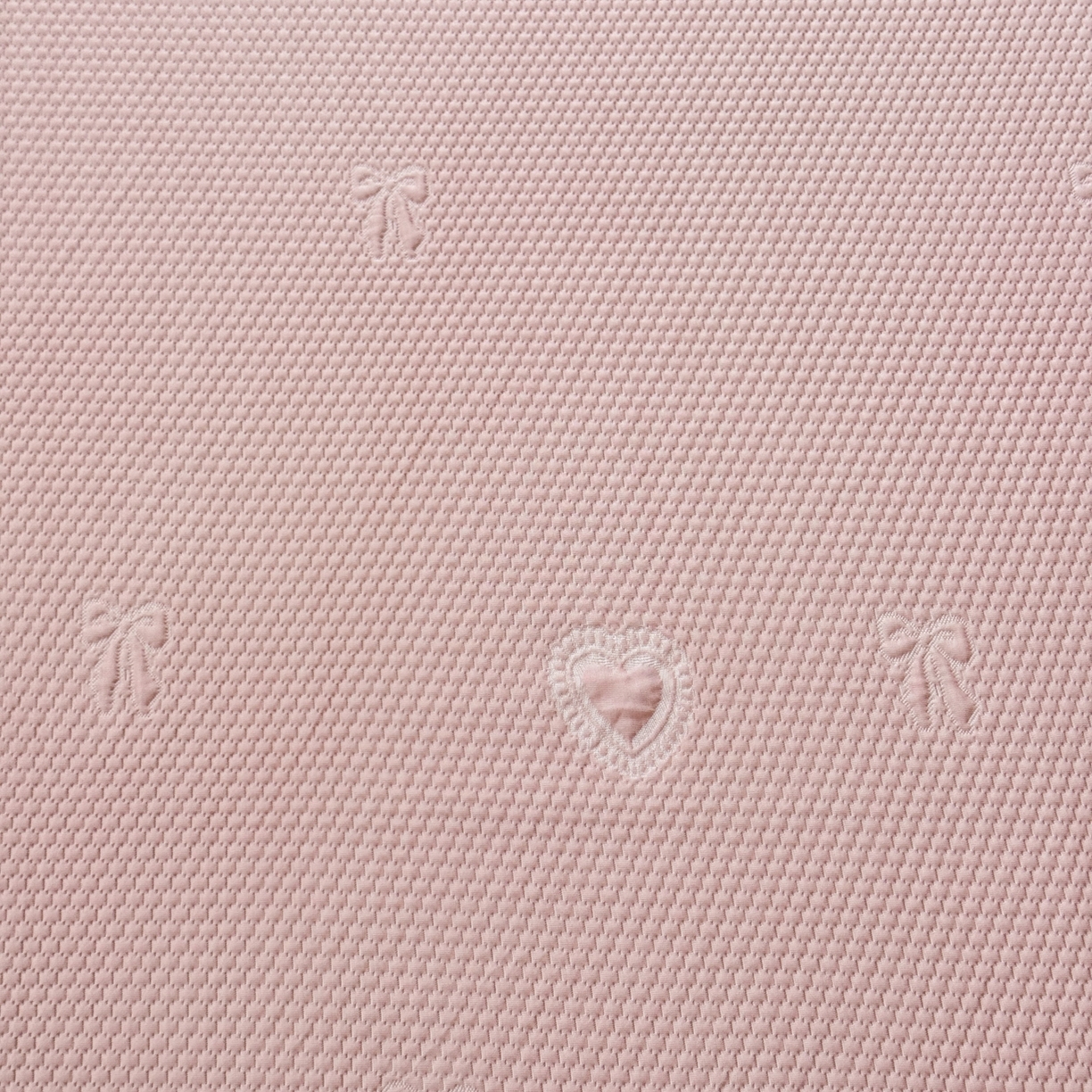 91家纺网 家纺一手货源 找家纺 鑫利来家纺 2026新款A类PE乙纶凉豆豆凉席高分子提花凉感冰豆豆床裙款凉席三件套 爱心蝴蝶结-粉