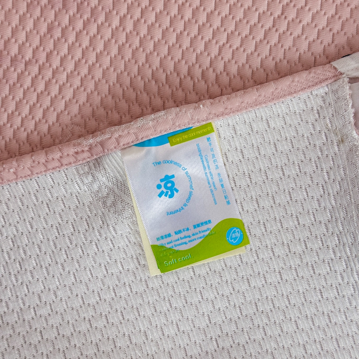 91家纺网 家纺一手货源 找家纺 鑫利来家纺 2026新款A类PE乙纶凉豆豆凉席高分子提花凉感冰豆豆床裙款凉席三件套 爱心蝴蝶结-粉