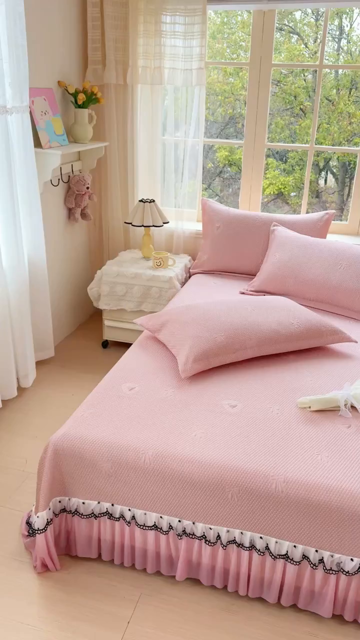 91家纺网 家纺一手货源 找家纺 鑫利来家纺 2026新款A类PE乙纶凉豆豆凉席高分子提花凉感冰豆豆床裙款凉席三件套 爱心蝴蝶结-粉