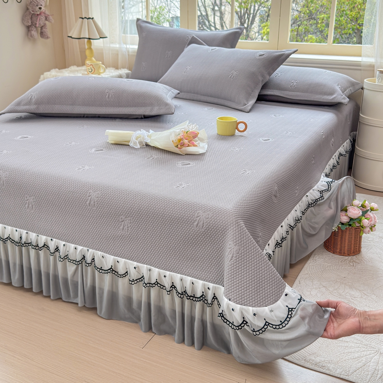 91家纺网 家纺一手货源 找家纺 鑫利来家纺 2026新款A类PE乙纶凉豆豆凉席高分子提花凉感冰豆豆床裙款凉席三件套 爱心蝴蝶结-星空灰