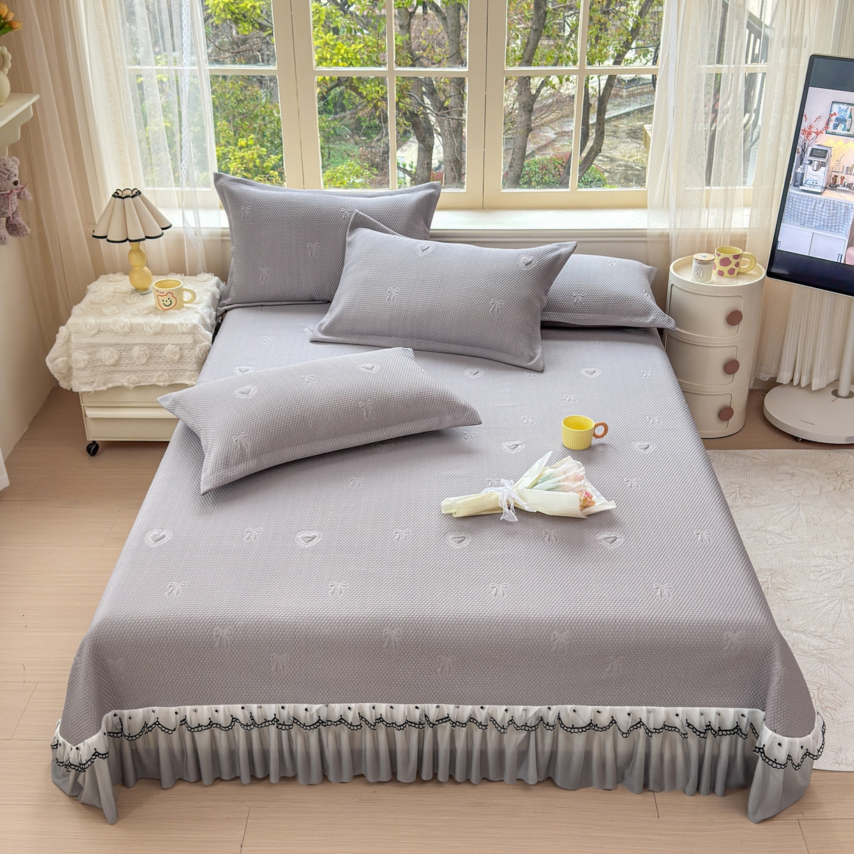 91家纺网 家纺一手货源 找家纺 鑫利来家纺 2026新款A类PE乙纶凉豆豆凉席高分子提花凉感冰豆豆床裙款凉席三件套 爱心蝴蝶结-星空灰