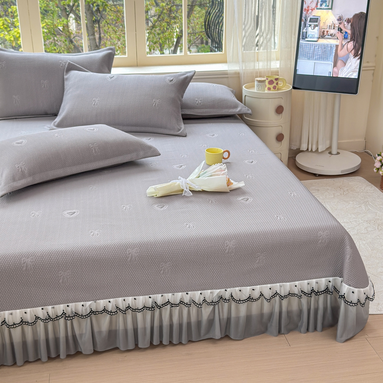 91家纺网 家纺一手货源 找家纺 鑫利来家纺 2026新款A类PE乙纶凉豆豆凉席高分子提花凉感冰豆豆床裙款凉席三件套 爱心蝴蝶结-星空灰