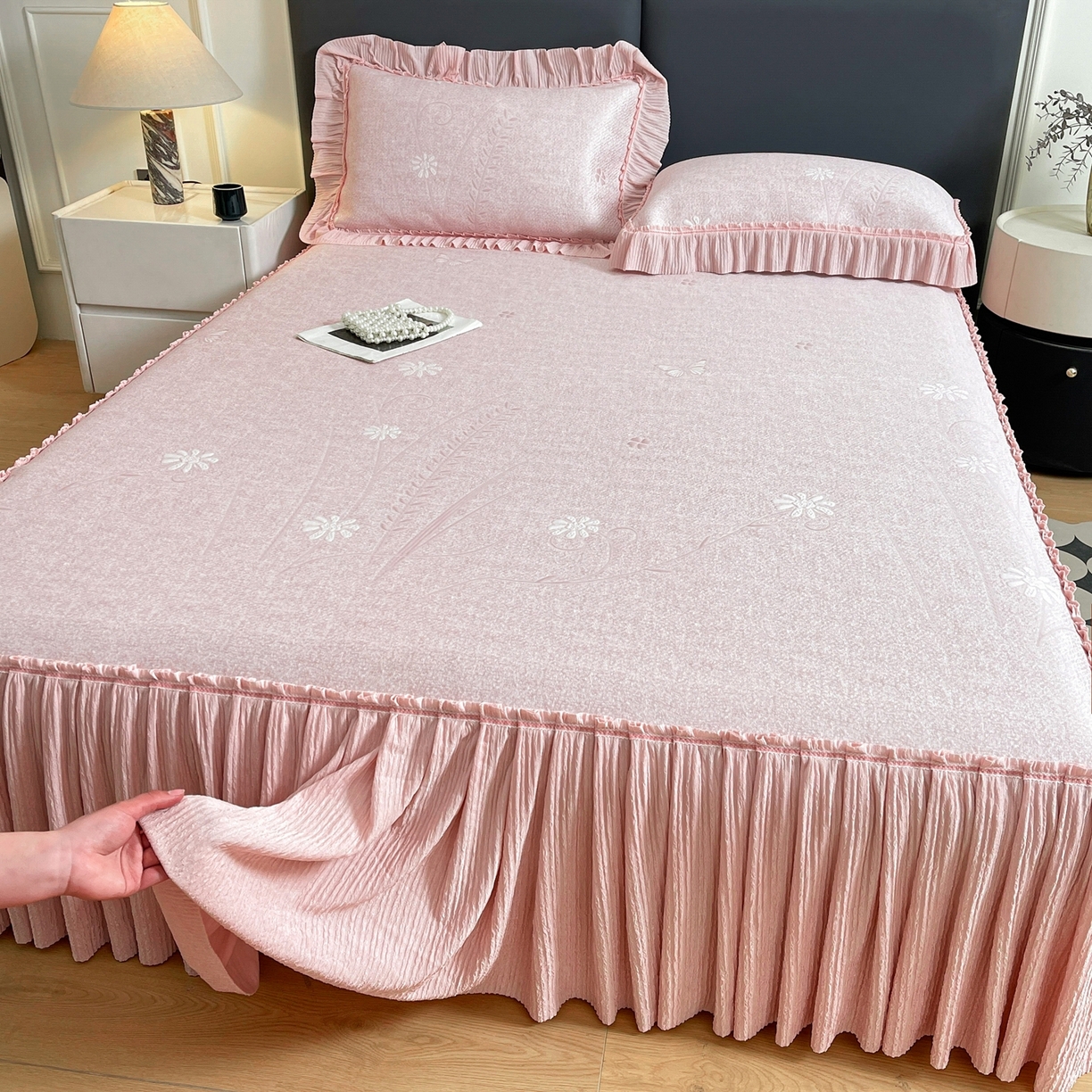 91家纺网 家纺一手货源 找家纺 绒艺席业 2026年新款立体浮雕工艺正宗凉感豆豆席凉席席子-床裙款 豆豆彩蝶-粉色