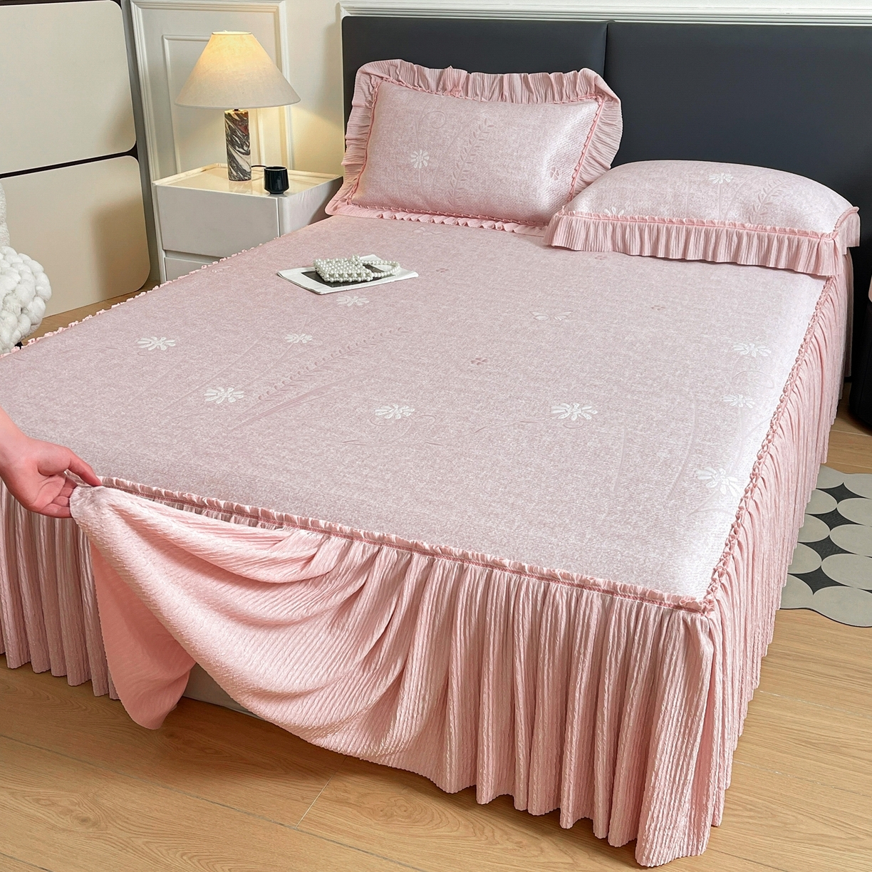 91家纺网 家纺一手货源 找家纺 绒艺席业 2026年新款立体浮雕工艺正宗凉感豆豆席凉席席子-床裙款 豆豆彩蝶-粉色