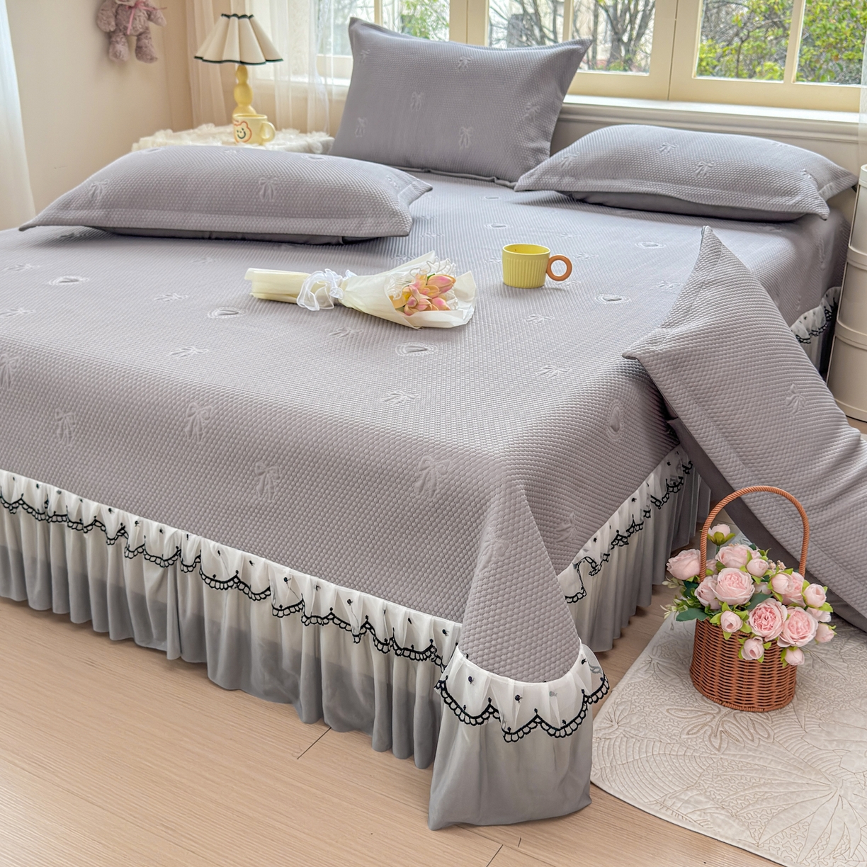 91家纺网 家纺一手货源 找家纺 鑫利来家纺 2026新款A类PE乙纶凉豆豆凉席高分子提花凉感冰豆豆床裙款凉席三件套 爱心蝴蝶结-星空灰