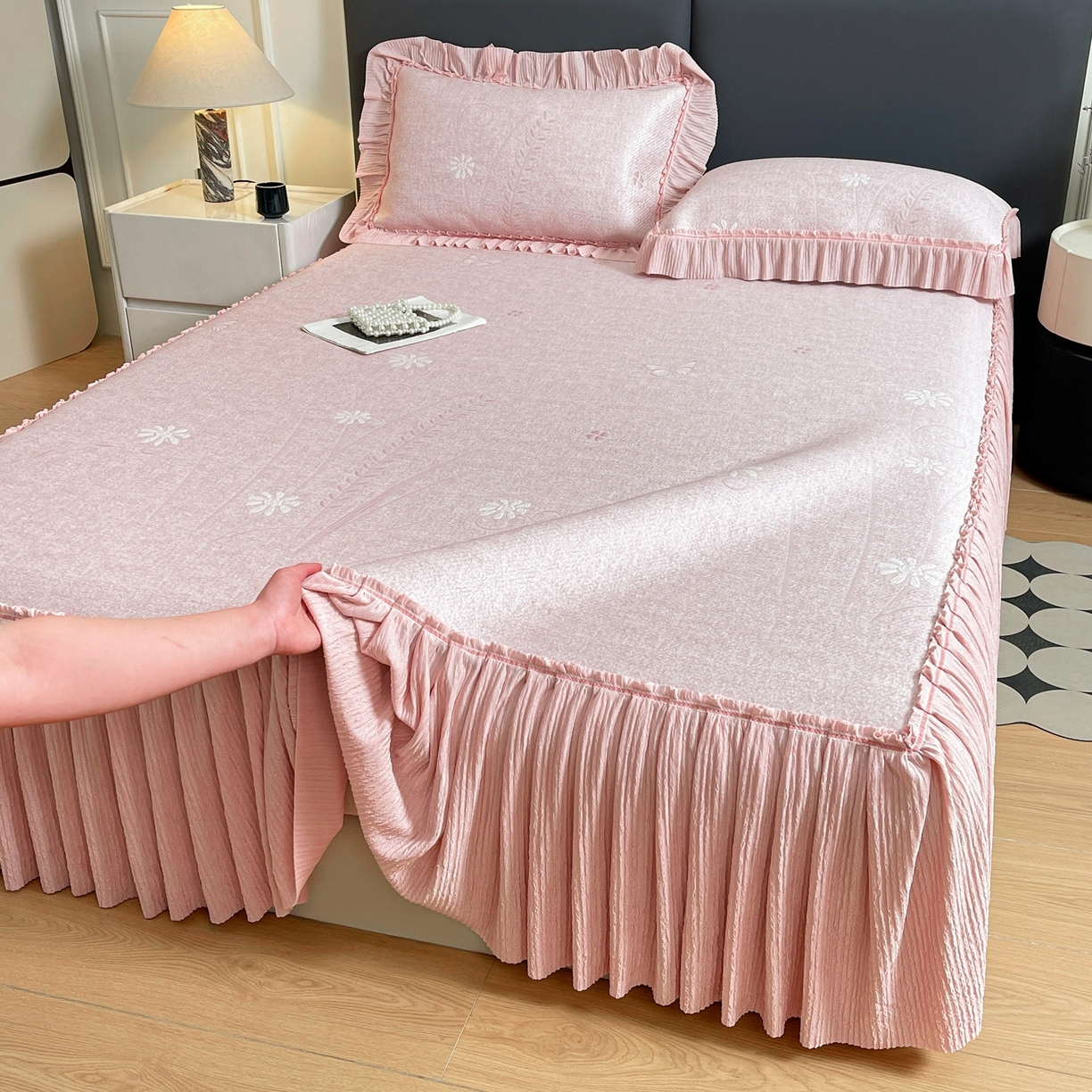 91家纺网 家纺一手货源 找家纺 绒艺席业 2026年新款立体浮雕工艺正宗凉感豆豆席凉席席子-床裙款 豆豆彩蝶-粉色