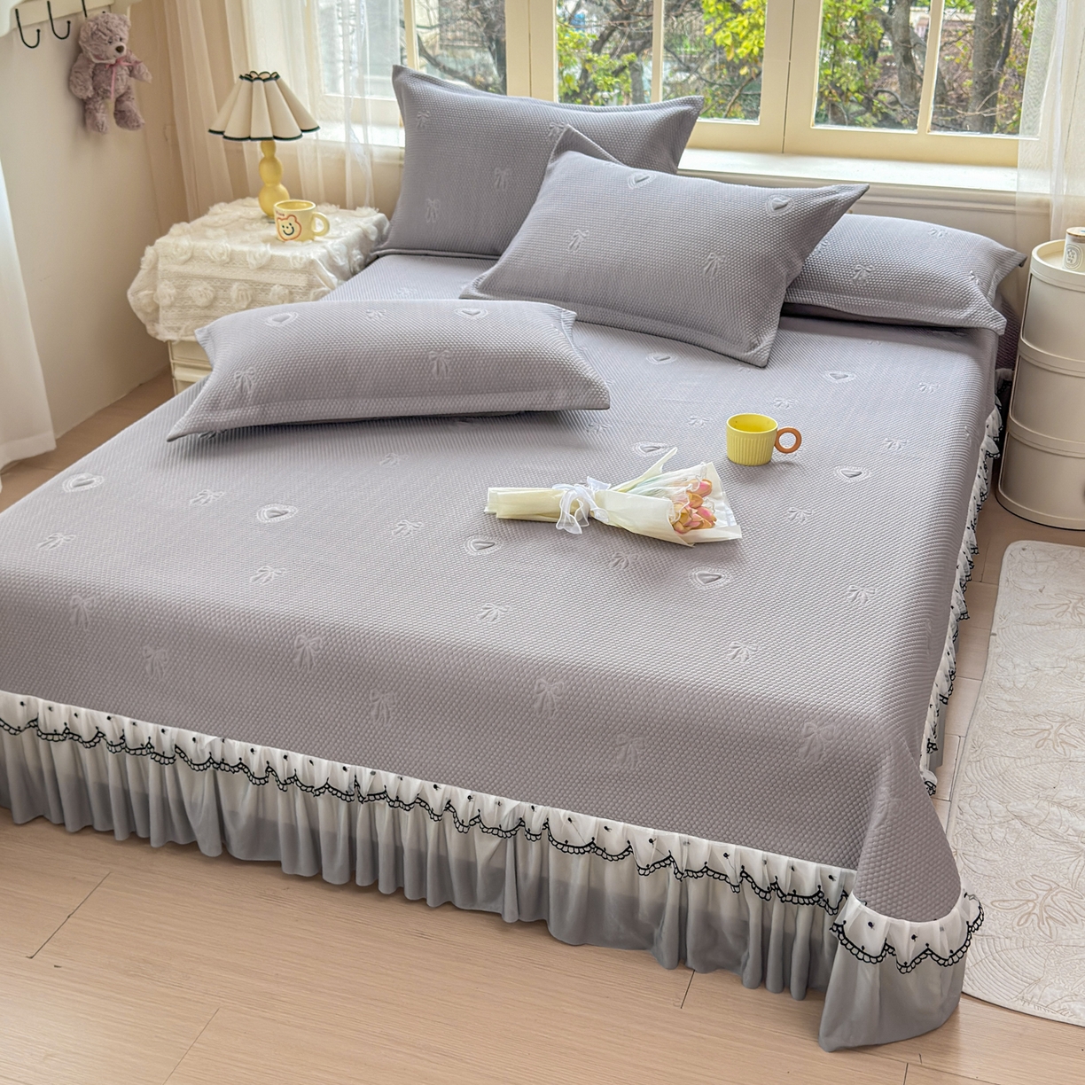 91家纺网 家纺一手货源 找家纺 鑫利来家纺 2026新款A类PE乙纶凉豆豆凉席高分子提花凉感冰豆豆床裙款凉席三件套 爱心蝴蝶结-星空灰