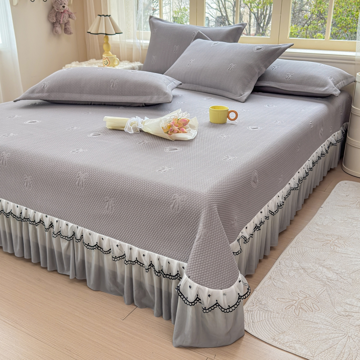 91家纺网 家纺一手货源 找家纺 鑫利来家纺 2026新款A类PE乙纶凉豆豆凉席高分子提花凉感冰豆豆床裙款凉席三件套 爱心蝴蝶结-星空灰