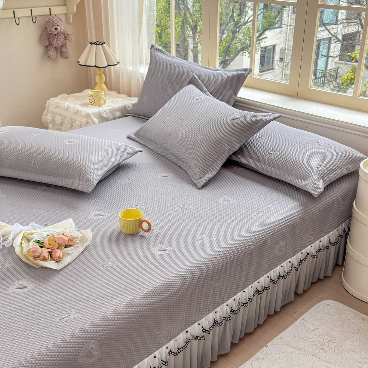 91家纺网 家纺一手货源 找家纺 鑫利来家纺 2026新款A类PE乙纶凉豆豆凉席高分子提花凉感冰豆豆床裙款凉席三件套 爱心蝴蝶结-星空灰