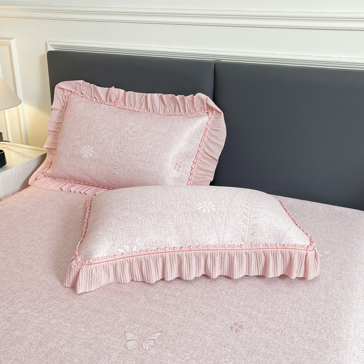 91家纺网 家纺一手货源 找家纺 绒艺席业 2026年新款立体浮雕工艺正宗凉感豆豆席凉席席子-床裙款 豆豆彩蝶-粉色