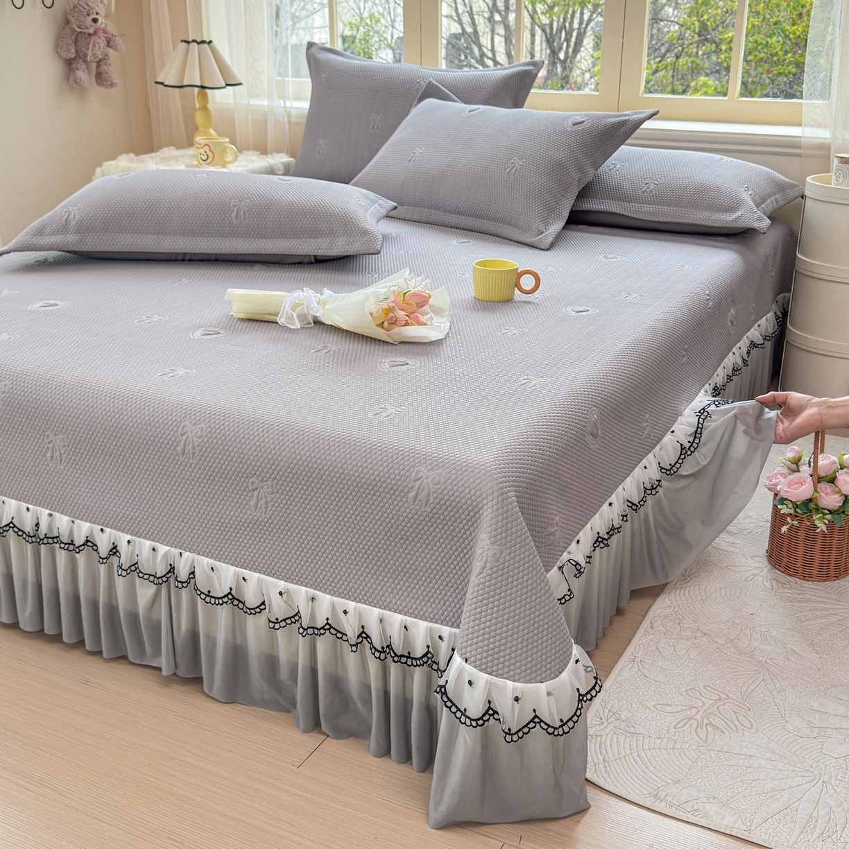 91家纺网 家纺一手货源 找家纺 鑫利来家纺 2026新款A类PE乙纶凉豆豆凉席高分子提花凉感冰豆豆床裙款凉席三件套 爱心蝴蝶结-星空灰