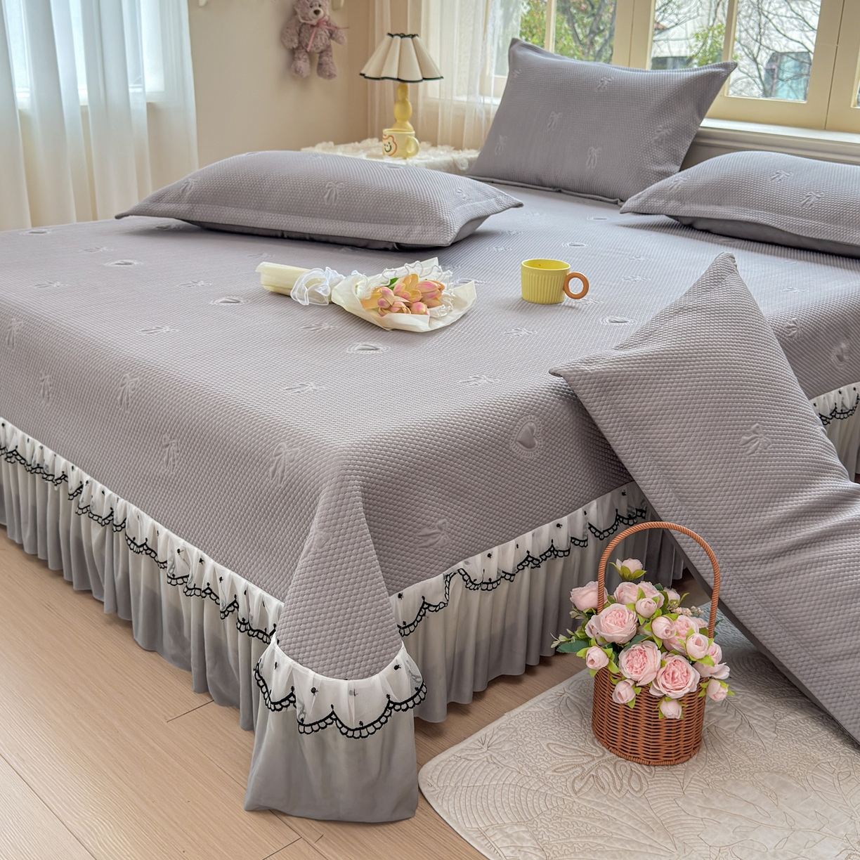 91家纺网 家纺一手货源 找家纺 鑫利来家纺 2026新款A类PE乙纶凉豆豆凉席高分子提花凉感冰豆豆床裙款凉席三件套 爱心蝴蝶结-星空灰