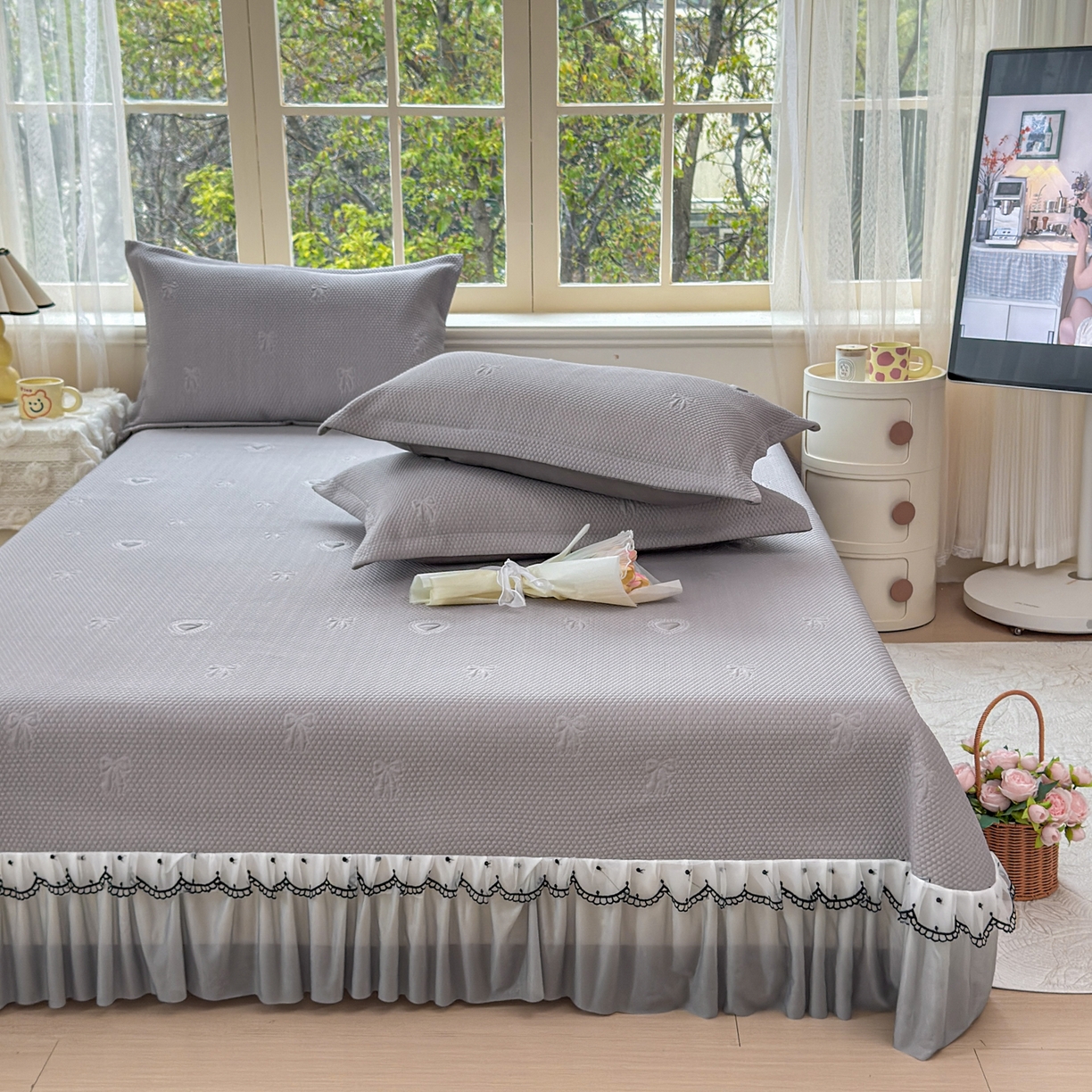 91家纺网 家纺一手货源 找家纺 鑫利来家纺 2026新款A类PE乙纶凉豆豆凉席高分子提花凉感冰豆豆床裙款凉席三件套 爱心蝴蝶结-星空灰