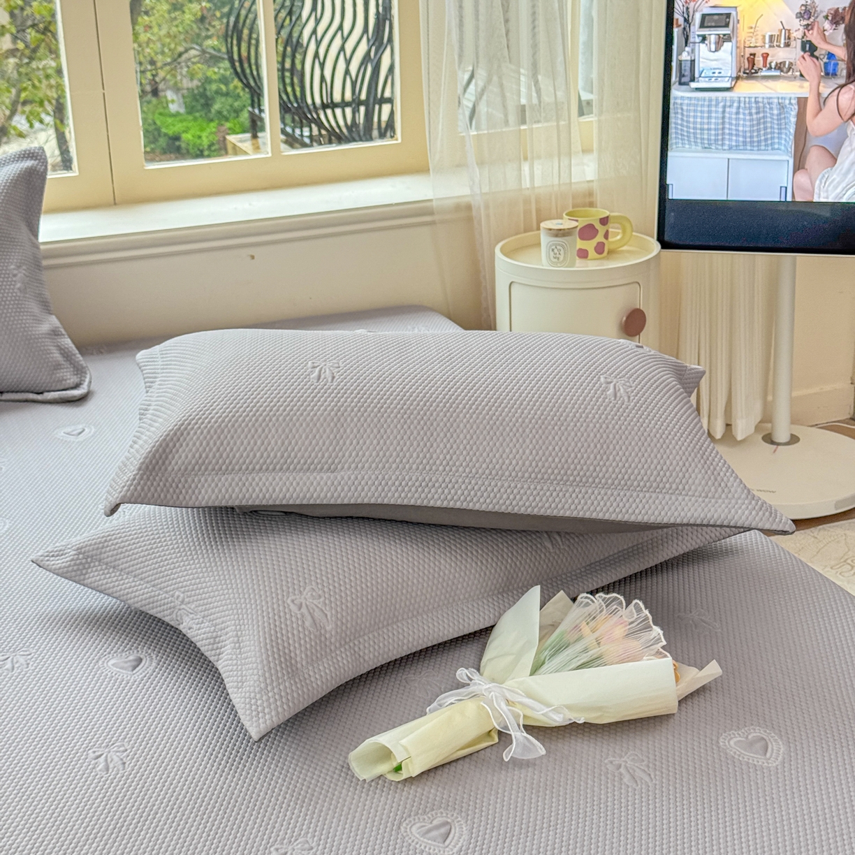 91家纺网 家纺一手货源 找家纺 鑫利来家纺 2026新款A类PE乙纶凉豆豆凉席高分子提花凉感冰豆豆床裙款凉席三件套 爱心蝴蝶结-星空灰