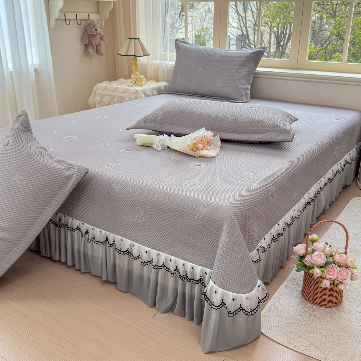 91家纺网 家纺一手货源 找家纺 鑫利来家纺 2026新款A类PE乙纶凉豆豆凉席高分子提花凉感冰豆豆床裙款凉席三件套 爱心蝴蝶结-星空灰