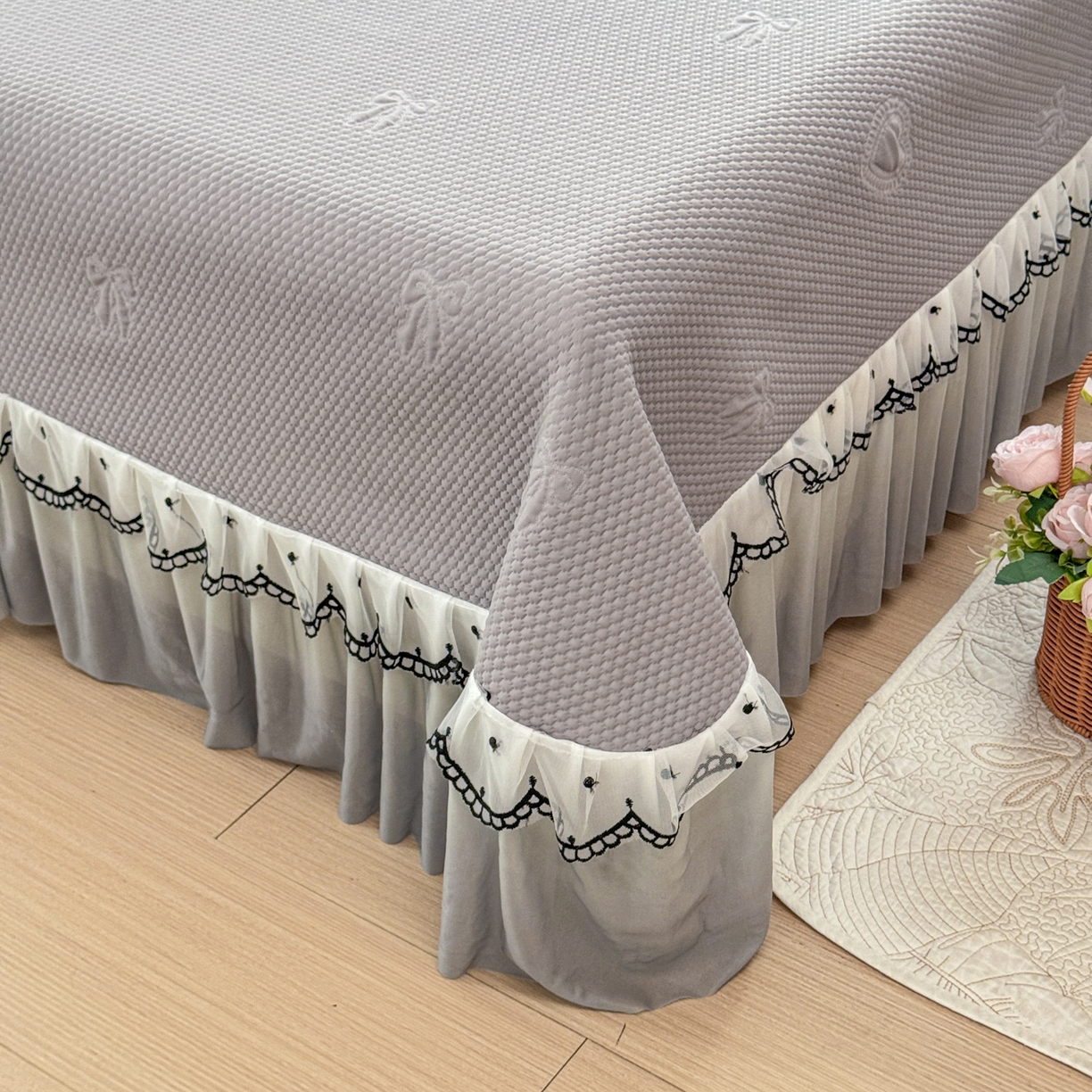 91家纺网 家纺一手货源 找家纺 鑫利来家纺 2026新款A类PE乙纶凉豆豆凉席高分子提花凉感冰豆豆床裙款凉席三件套 爱心蝴蝶结-星空灰