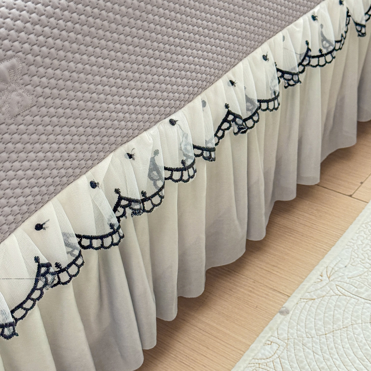 91家纺网 家纺一手货源 找家纺 鑫利来家纺 2026新款A类PE乙纶凉豆豆凉席高分子提花凉感冰豆豆床裙款凉席三件套 爱心蝴蝶结-星空灰