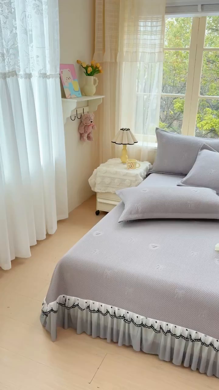 91家纺网 家纺一手货源 找家纺 鑫利来家纺 2026新款A类PE乙纶凉豆豆凉席高分子提花凉感冰豆豆床裙款凉席三件套 爱心蝴蝶结-星空灰