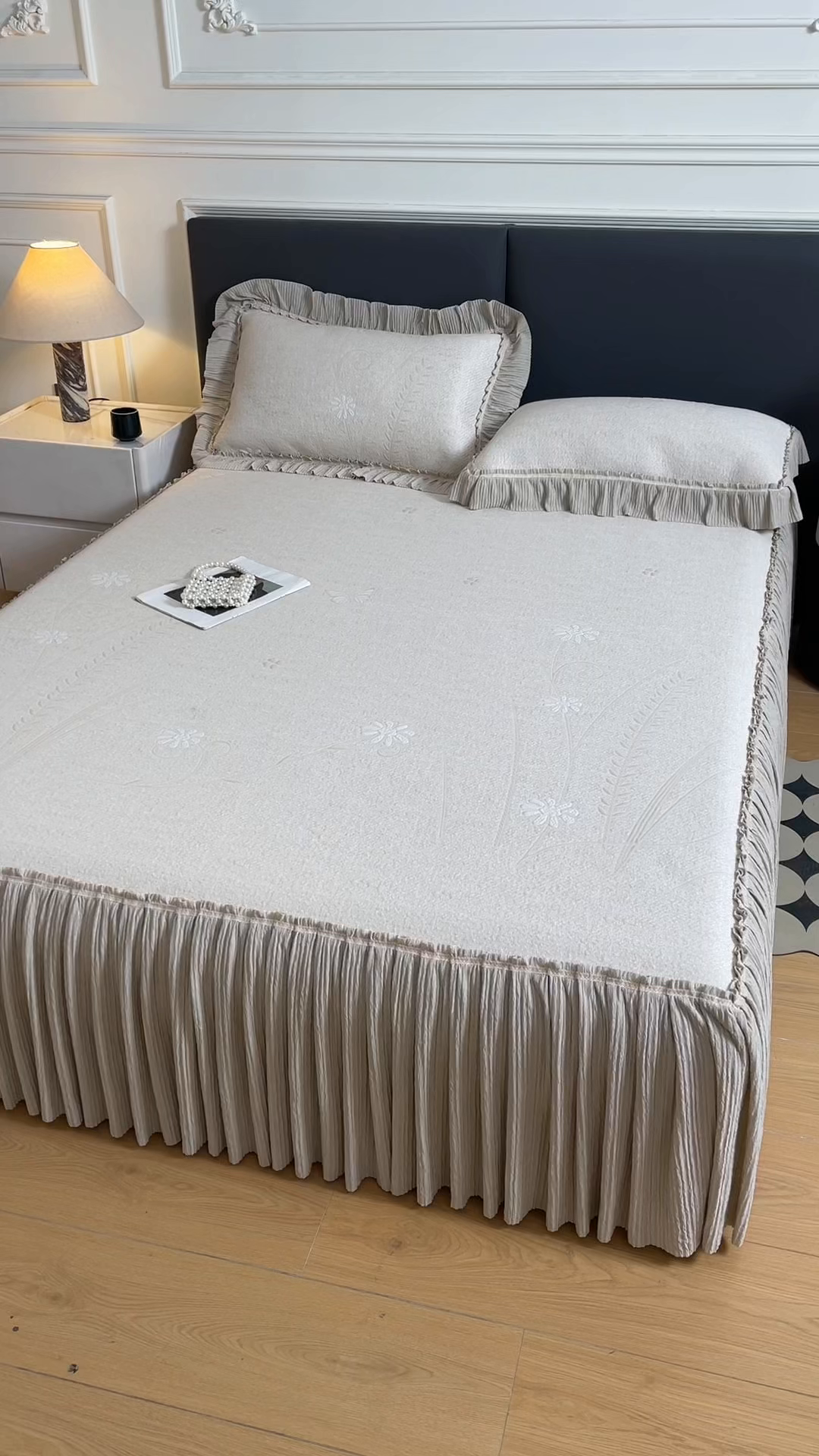 91家纺网 家纺一手货源 找家纺 绒艺席业 2026年新款立体浮雕工艺正宗凉感豆豆席凉席席子-床裙款 豆豆彩蝶-香槟