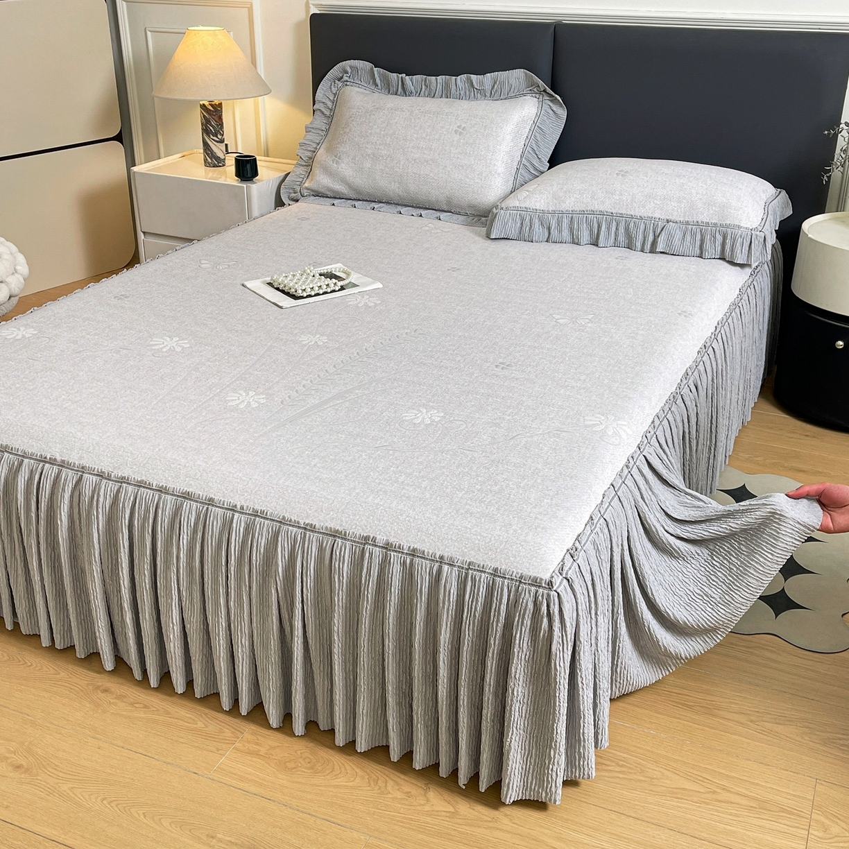 91家纺网 家纺一手货源 找家纺 绒艺席业 2026年新款立体浮雕工艺正宗凉感豆豆席凉席席子-床裙款 豆豆彩蝶-灰色