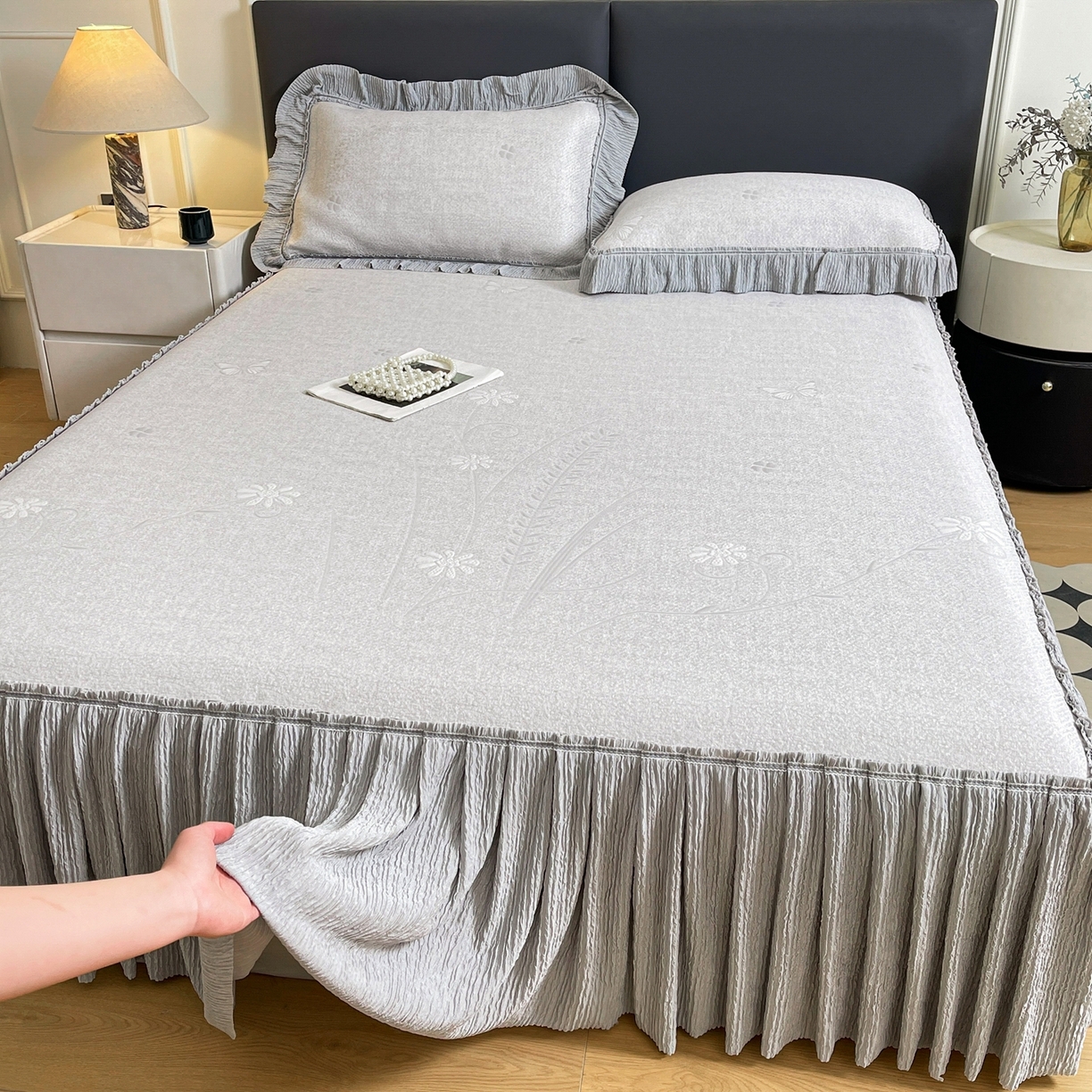 91家纺网 家纺一手货源 找家纺 绒艺席业 2026年新款立体浮雕工艺正宗凉感豆豆席凉席席子-床裙款 豆豆彩蝶-灰色