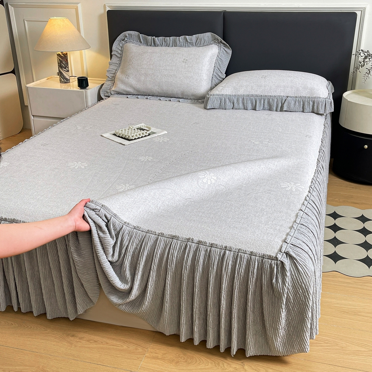 91家纺网 家纺一手货源 找家纺 绒艺席业 2026年新款立体浮雕工艺正宗凉感豆豆席凉席席子-床裙款 豆豆彩蝶-灰色