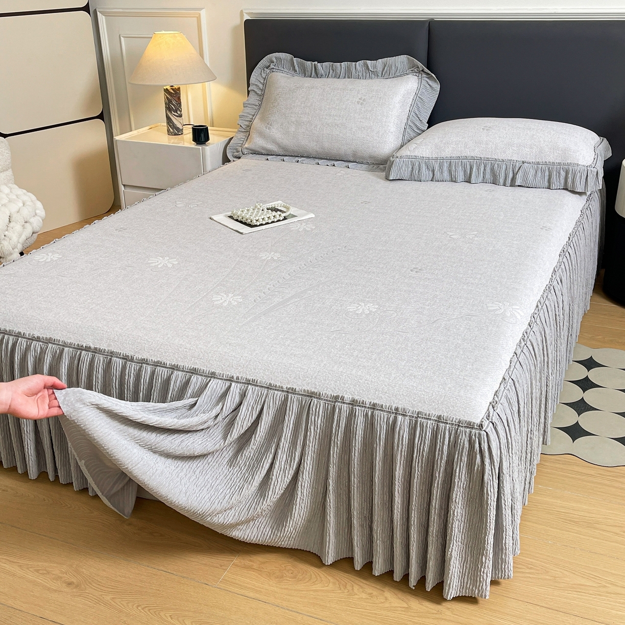 91家纺网 家纺一手货源 找家纺 绒艺席业 2026年新款立体浮雕工艺正宗凉感豆豆席凉席席子-床裙款 豆豆彩蝶-灰色