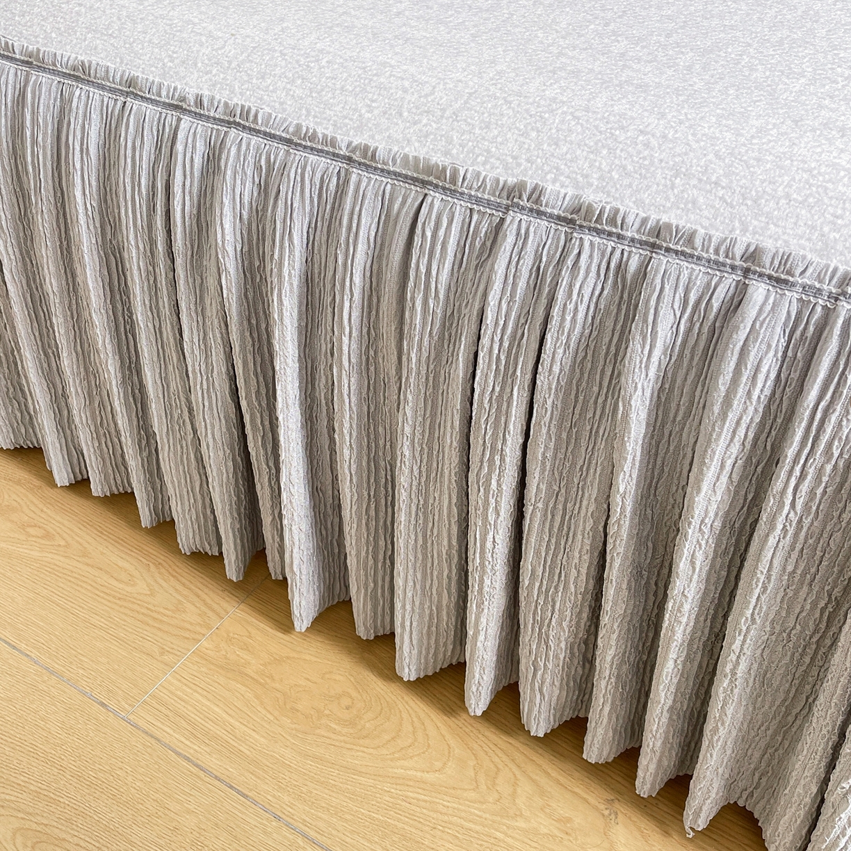 91家纺网 家纺一手货源 找家纺 绒艺席业 2026年新款立体浮雕工艺正宗凉感豆豆席凉席席子-床裙款 豆豆彩蝶-灰色